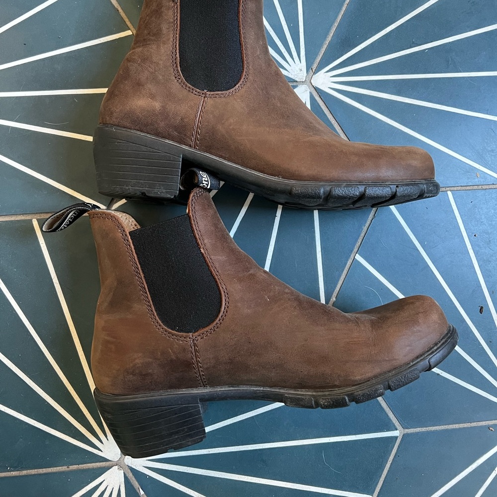 Heeled Blundstone Chelsea boot Style BL1677